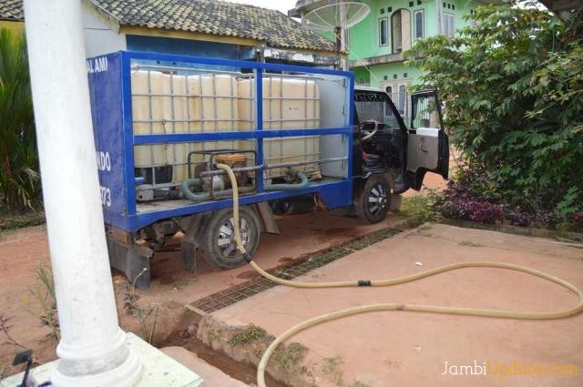 Warga Kenali Asam Bawah membeli air di perusahaan swasta untuk keperluan sehari-hari